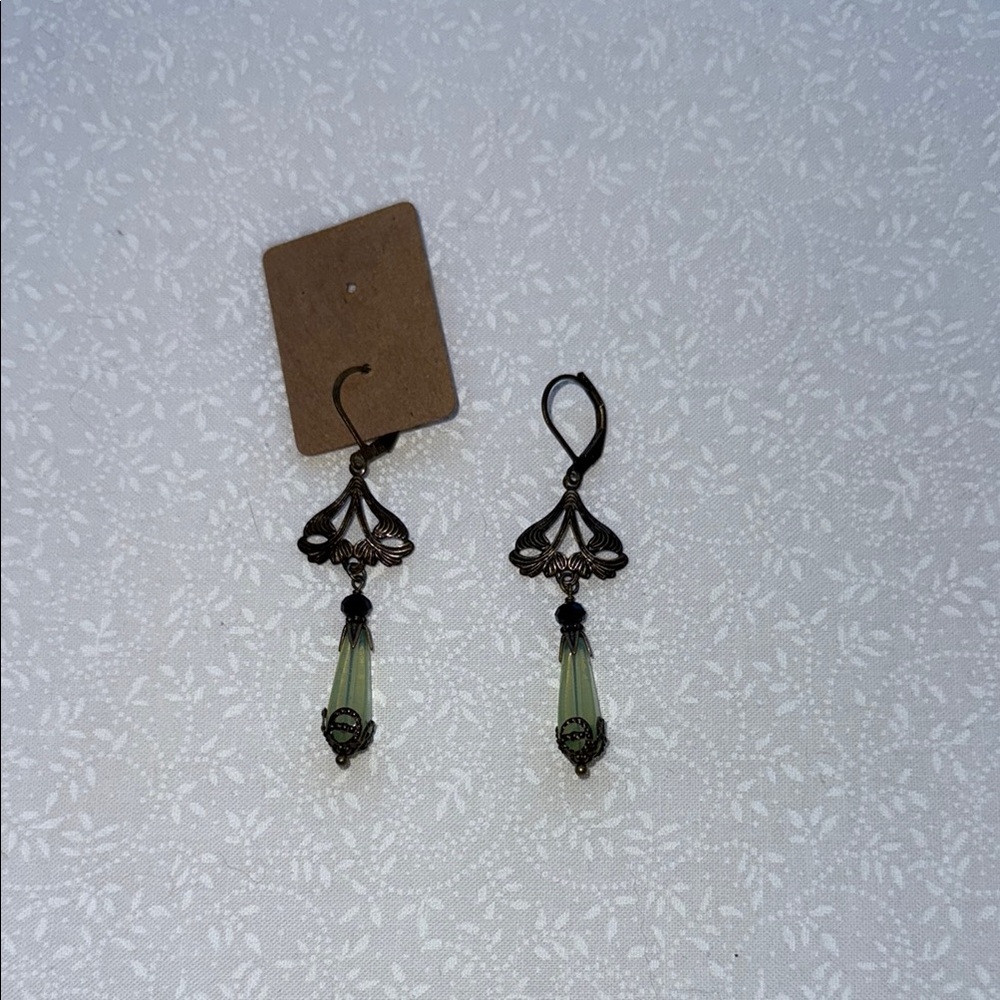Vintage-Inspired Green Dangle Earrings‎